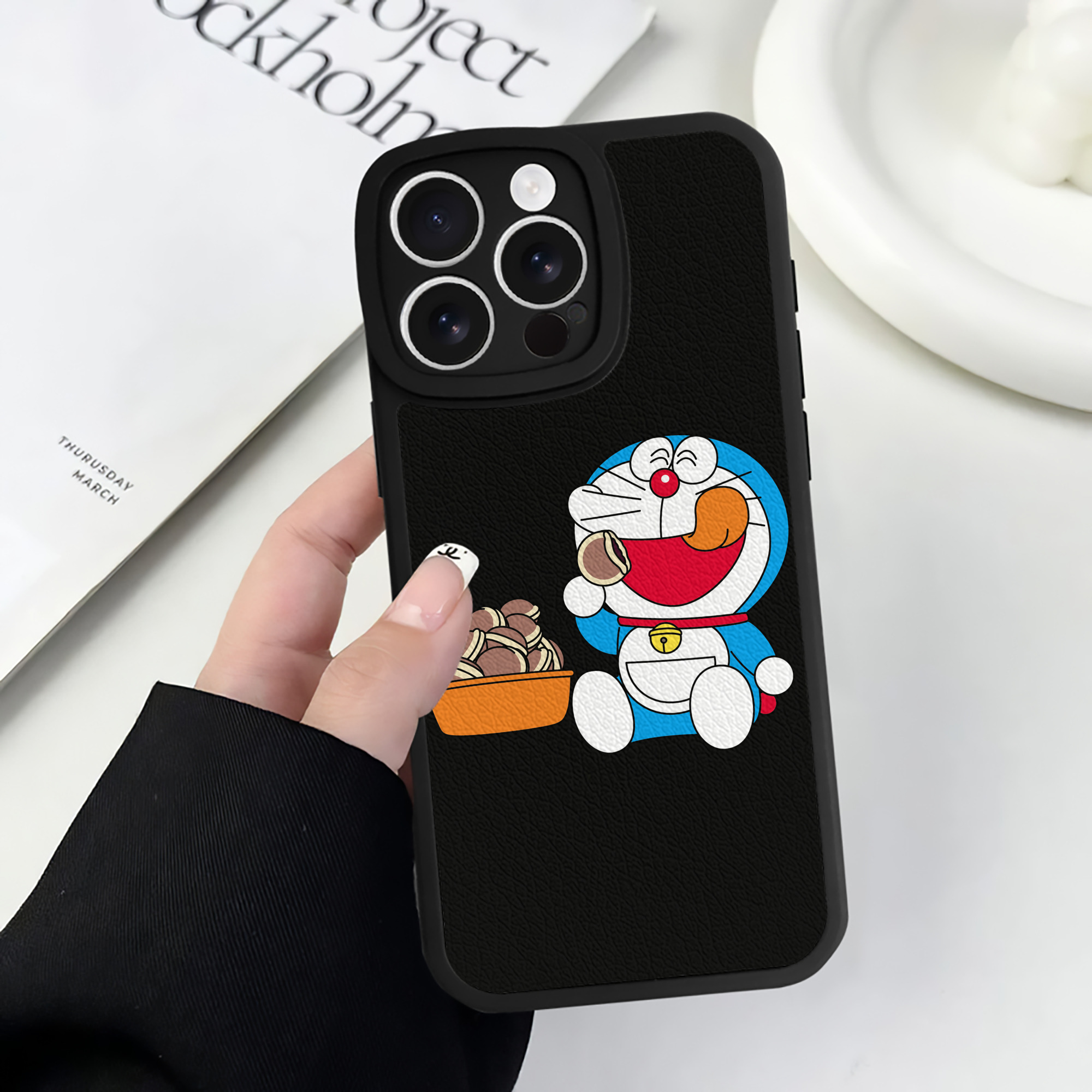 （画像用） ドラえもん Doraemon 【iPhone 16シリーズ対応】シリコンスマホケース（レザー調） 材質：シリコン